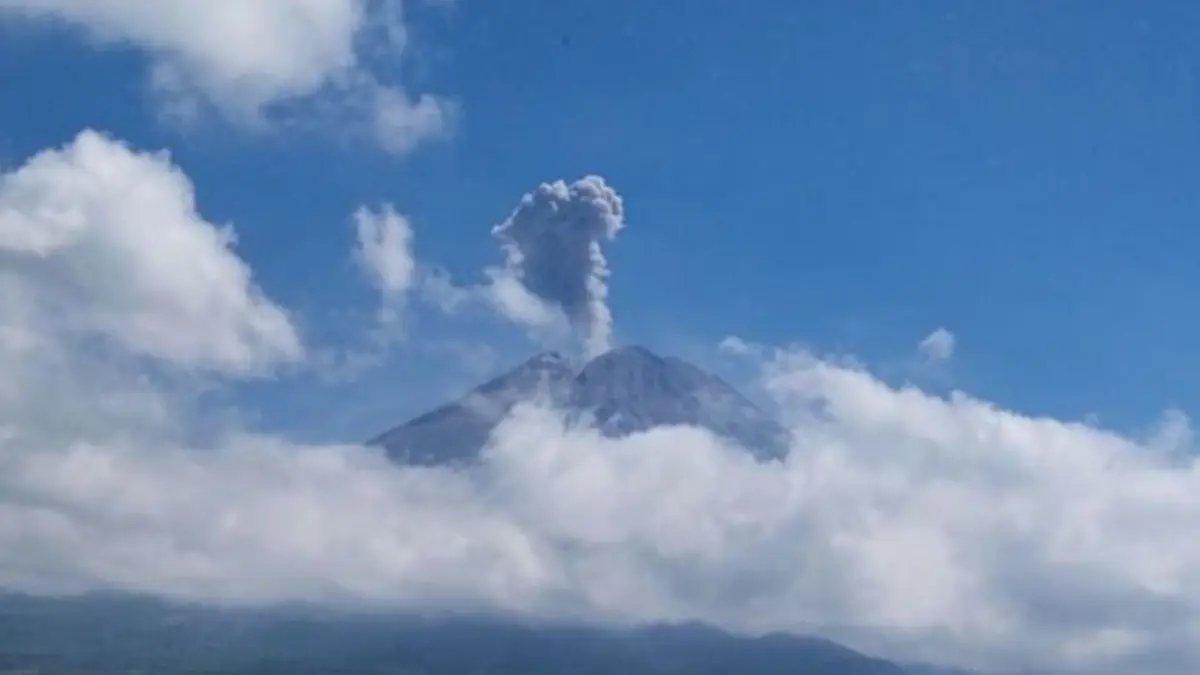 Gunung Semeru erupsi dengan tinggi letusan mencapai 1.000 meter di atas puncak pada Minggu (28/6) siang. (ANTARA/HO-PVMBG)