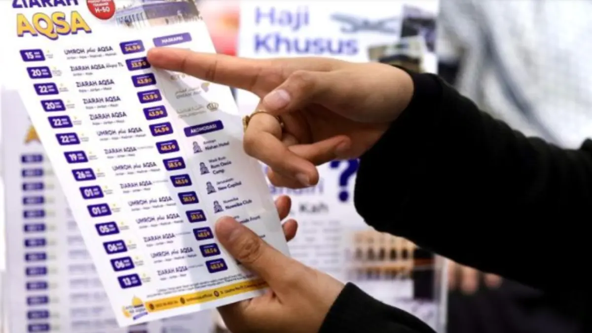 Ilustrasi seorang pengunjung International Islamic Expo 2026 melihat-lihat brosur paket wisata yang ditawarkan oleh pelaku industri wisata halal. (ANTARA/HO-Kementerian Pariwisata)