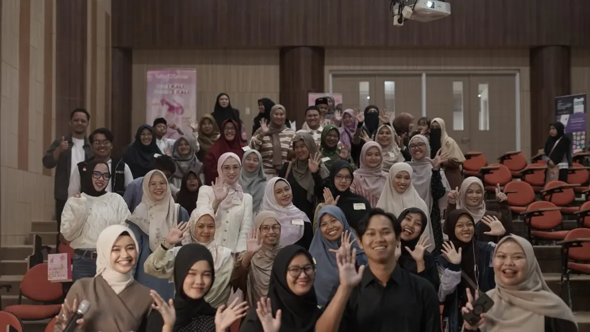FOTO BERSAMA: Para peserta, dewan juri, dan panitia berfoto bersama usai penutupan lomba mengaji digital berbasis Artificial Intelligence (AI) bertajuk "Muharram Versi Pemenang (MVP) League" di Gedung Konferensi Universitas Tanjungpura, Pontianak, Minggu (28/6/2026). Kegiatan yang digelar platform pembelajaran Al-Qur