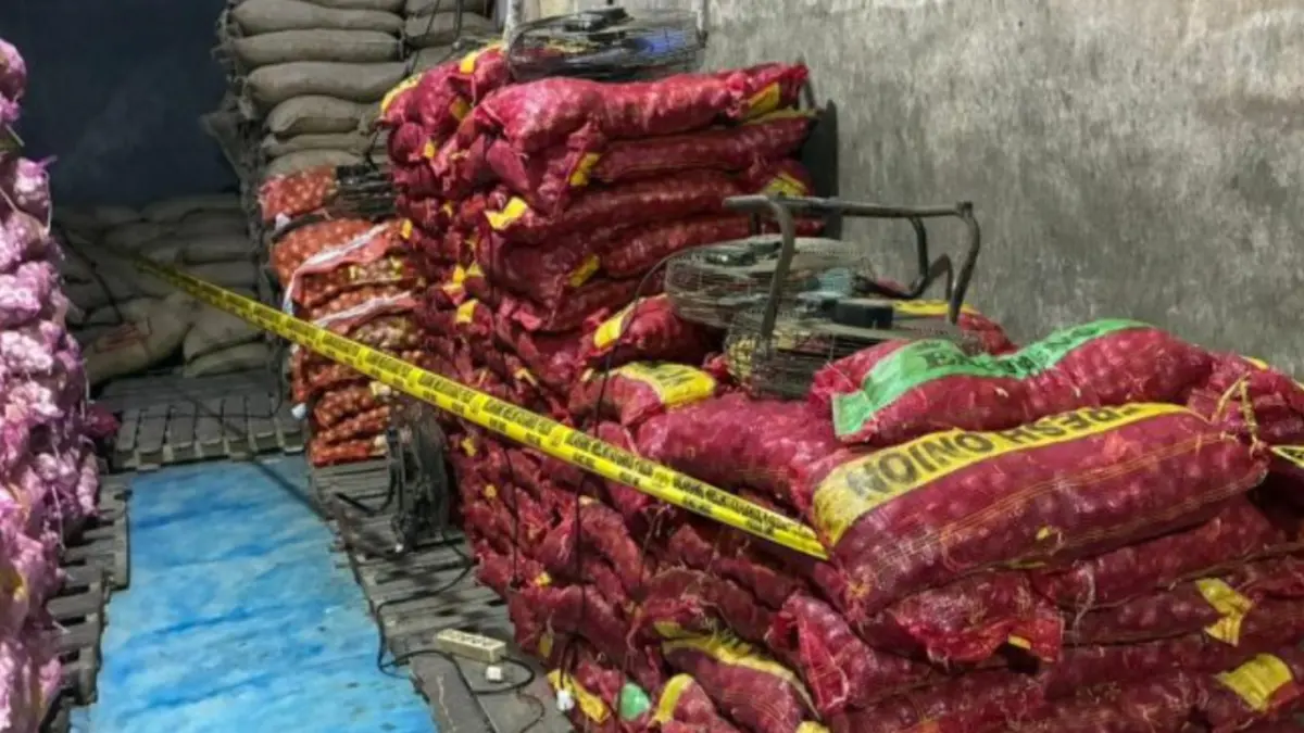 Sejumlah barang sitaan Satuan Tugas Penegakan Hukum Penyelundupan Kepolisian Negara Republik Indonesia (Satgas Gakkum Lundup Polri) dari penggeledahan dua gudang di Pontianak, Kalimantan Barat, Jumat (17/6). (ANTARA/HO-Satgas Gakkum Lundup Polri)