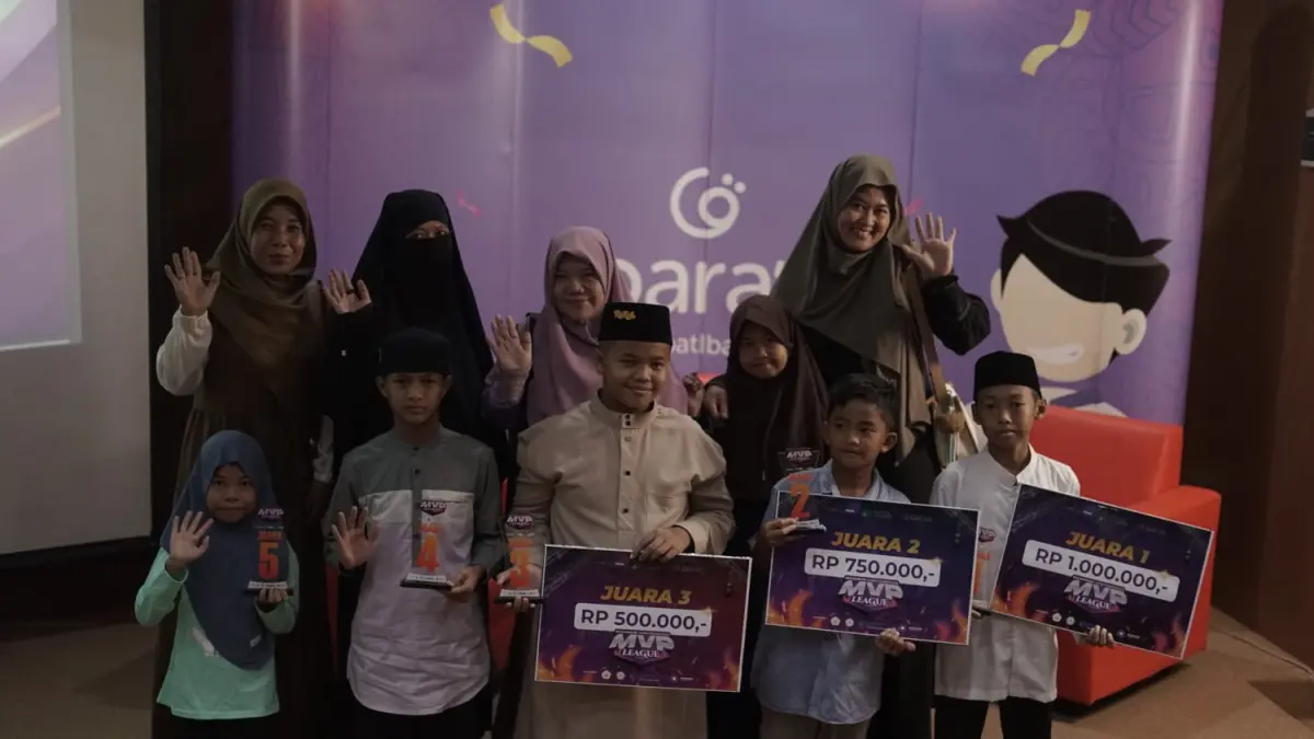 JUARA LOMBA MENGAJI DIGITAL: Para pemenang lomba mengaji digital berbasis Artificial Intelligence (AI) pada acara penutupan "Muharram Versi Pemenang (MVP) League" di Gedung Konferensi Universitas Tanjungpura, Pontianak, Minggu (28/6/2026). Perlombaan tersebut memadukan penilaian teknologi AI dan verifikasi dewan juri sebagai upaya meningkatkan kualitas pembelajaran Al-Qur