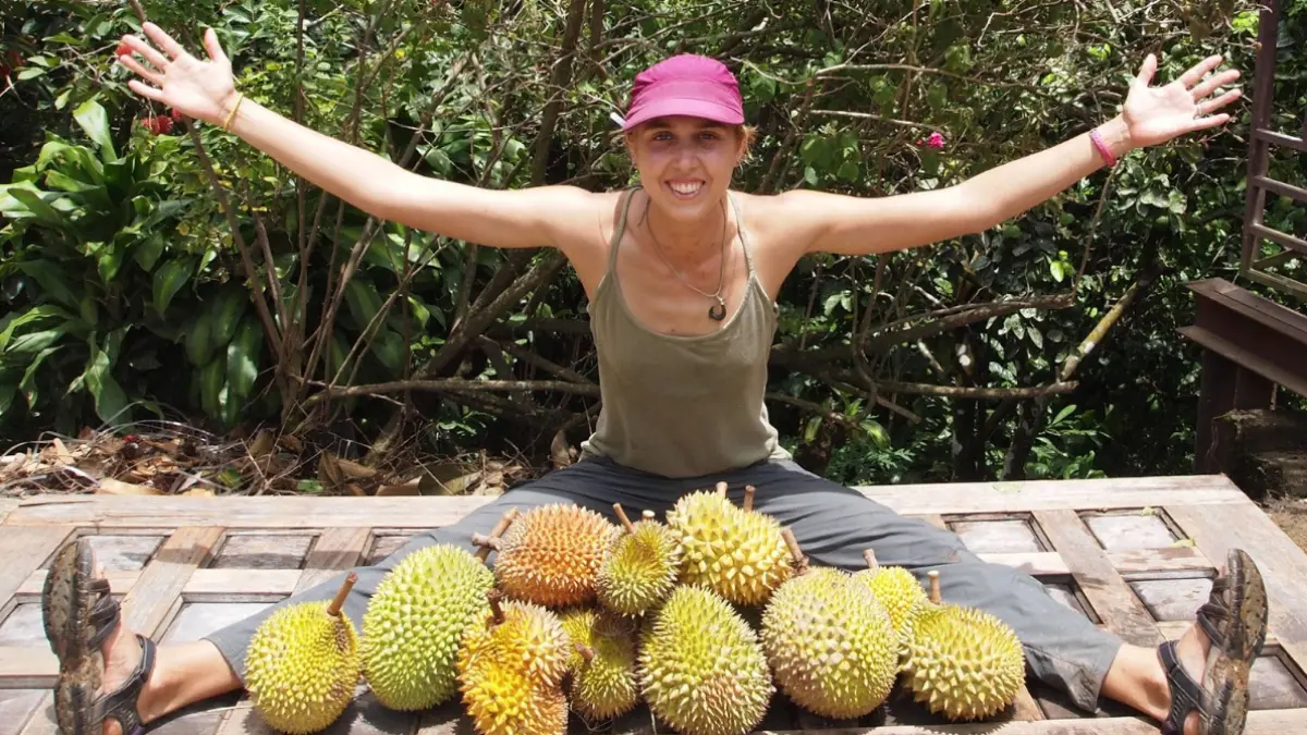 PESONA RAJA BUAH. Seorang pengunjung berfoto bersama buah durian di Puerto Rico. Meski identik dengan Asia Tenggara, durian ternyata telah tumbuh di wilayah Karibia selama lebih dari satu abad dan kini mulai dilirik sebagai komoditas pertanian bernilai ekonomi di Amerika. (yearofthedurian.com)
