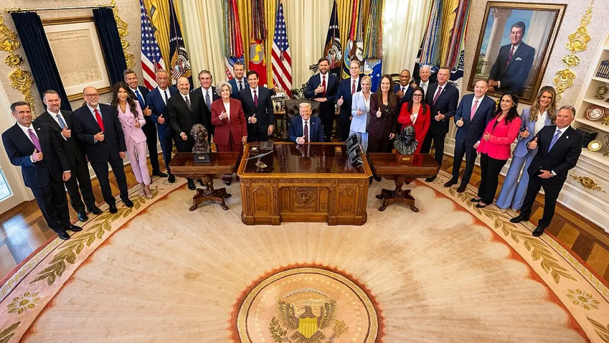 SOROTAN – Presiden Amerika Serikat Donald Trump berfoto bersama jajaran kabinet periode keduanya di Gedung Putih. Pemerintahan Trump menjadi sorotan setelah investigasi The New York Times mengungkap dugaan lobi industri kratom yang menyeret sejumlah pejabat senior, termasuk Menteri Keamanan Dalam Negeri Markwayne Mullin, terkait dugaan konflik kepentingan. (Foto: Wikipedia)