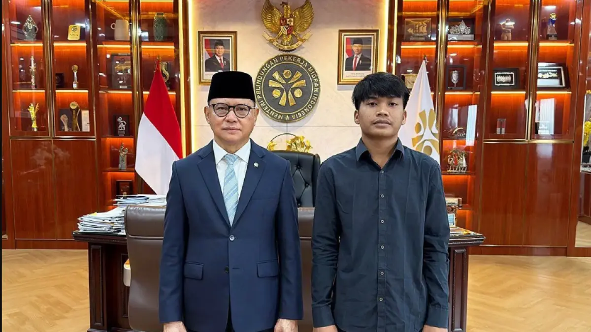 Menteri Pelindungan Pekerja Migran Indonesia (P2MI) Mukhtarudin berfoto bersama Supiat, pemuda asal Kabupaten Barito Selatan, Kalimantan Tengah, yang menjadi korban Tindak Pidana Perdagangan Orang (TPPO) setelah dijebak lowongan kerja palsu dan dipaksa menjadi operator penipuan daring di Kamboja, di Kantor Kementerian Pelindungan Pekerja Migran Indonesia (KP2MI), Jakarta, Senin (29/6/2026). ANTARA/HO-KP2MI/aa.