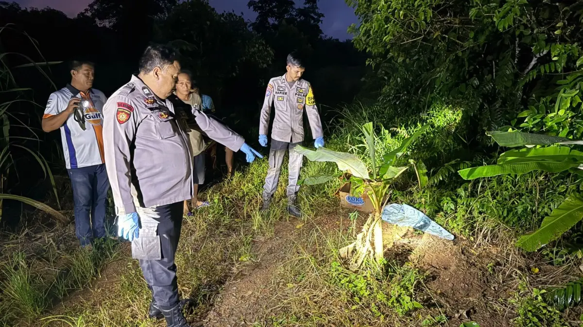 Anggota Polsek Sungai Pinyuh memeriksa gundukan tanah di Kompleks Pemakaman Tionghoa Seliung Dalam yang sempat diduga berisi jasad bayi sebelum dipastikan berisi bangkai anjing peliharaan. (ISTIMEWA)