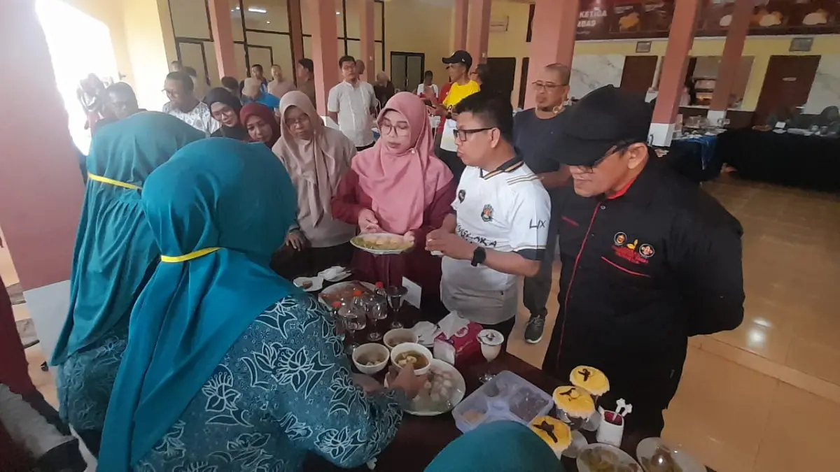Bupati dan Wabup Sambas bersama Ketua TP PKK Sambas saat meninjau hasil kreasi dari PKK Kecamatan berupa menu berbahan ikan.