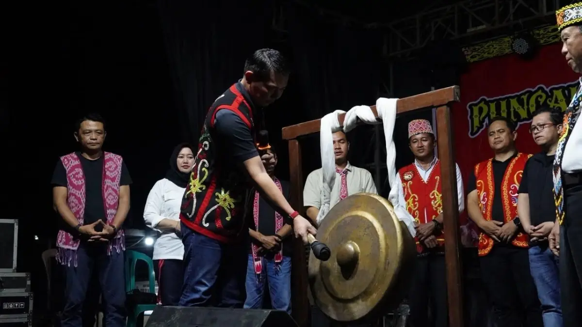 Bupati Kapuas Hulu, Fransiskux Diaan, menghadiri dan menutup Gawai Entibab Ningkau Kandau Bedangkan 2026.