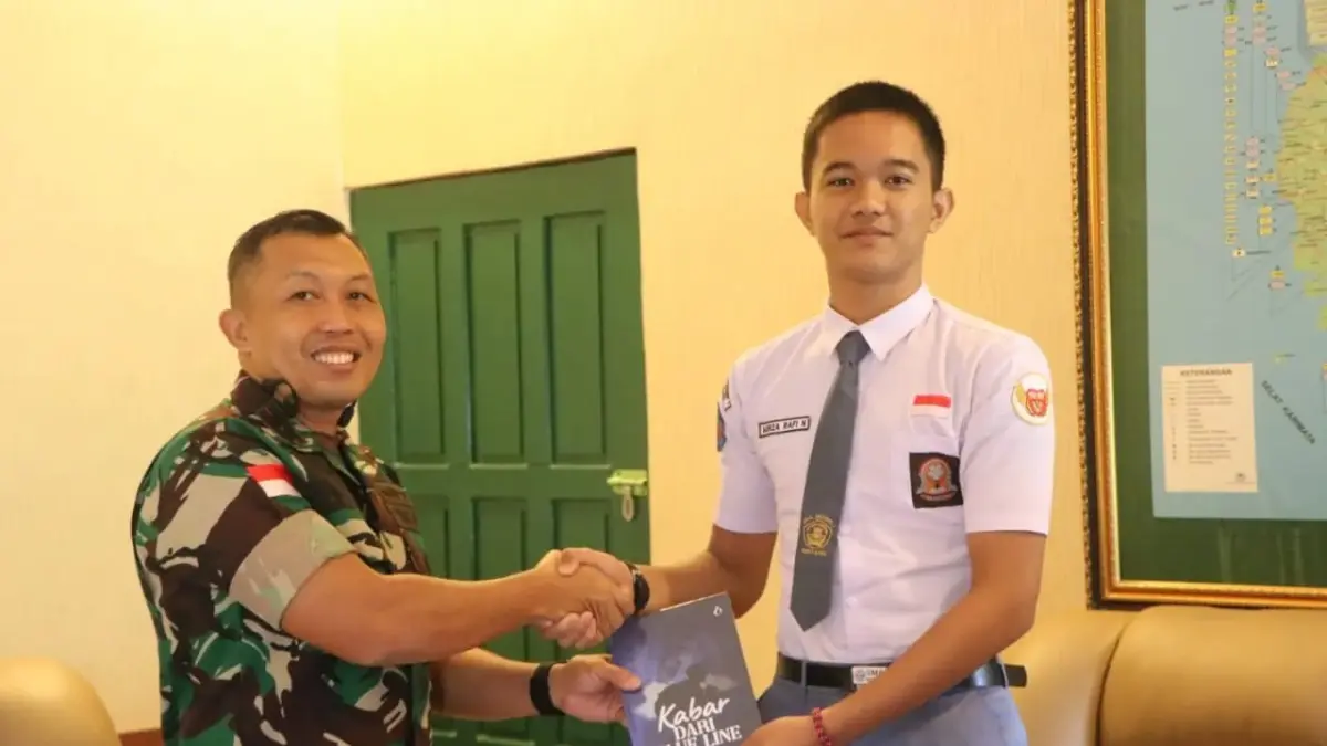 Dandim Sintang Letkol Arm Anggit Wijaksono memberikan apresiasi langsung kepada Mirza Rafi Navazani, pelajar SMAN 1 Sintang yang berhasil lolos sebagai Paskibraka Nasional 2026.