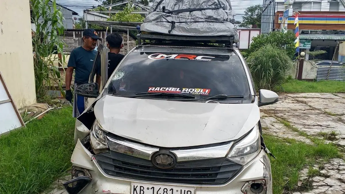RUSAK – Kondisi mobil Daihatsu Sigra yang terlibat kecelakaan dengan sepeda motor di depan SPBU Pusat Parindu, Jalan Raya Bodok–Sanggau, Minggu (28/6/2026). Peristiwa tersebut mengakibatkan pengendara sepeda motor berusia 76 tahun mengalami luka-luka dan harus mendapat perawatan medis. Polisi masih menyelidiki penyebab pasti kecelakaan. (IST)