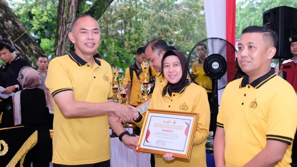 Kapolres Landak AKBP Devi Ariantari menerima piagam penghargaan pada ajang Lomba Ketahanan Pangan tingkat Polda Kalimantan Barat pada Minggu (28/6). (HUMAS POLRES LANDAK)