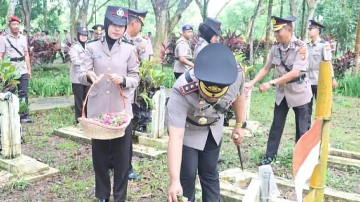 Kapolres Sambas saat tabur bunga di makam pahlawan. (ISTIMEWA)