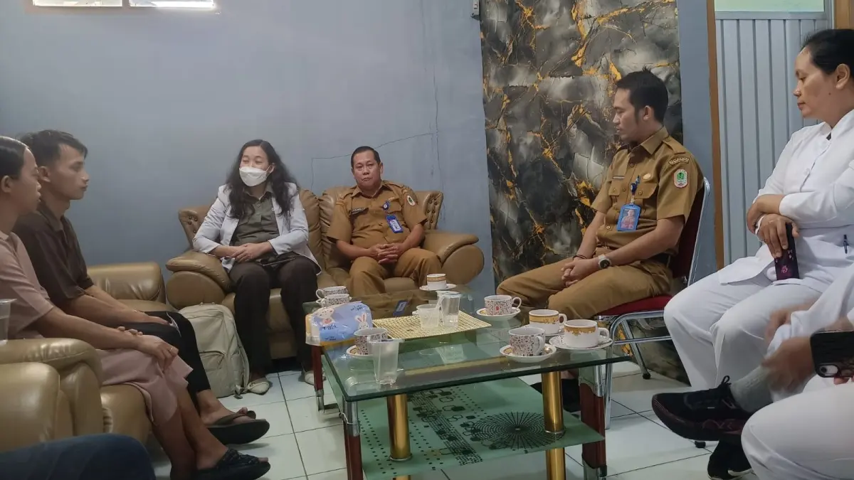 Keluarga Susanto saat mendatangi rumah sakit Putussibau menemui langsung Direktur A RSUD Ahmad Diponegoro Putussibau. (TAUFIK/PONTIANAK POST)