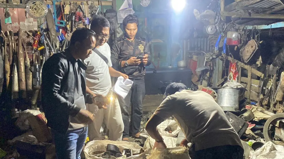 Laporan transaksi motor ke pengepul barang rongsok mengungkap dugaan modus pelaku curanmor menghilangkan jejak dengan membongkar kendaraan curian sebelum dijual.