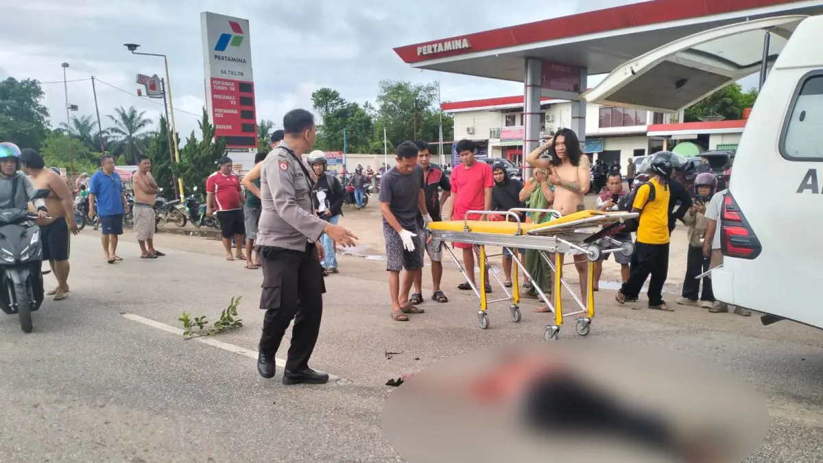 EVAKUASI – Personel Polsek Parindu mengevakuasi pengendara sepeda motor yang mengalami luka akibat kecelakaan dengan sebuah mobil di depan SPBU Pusat Parindu, Jalan Raya Bodok–Sanggau, Minggu (28/6/2026). Korban segera dilarikan ke Puskesmas Parindu untuk mendapatkan penanganan medis, sementara polisi mengamankan lokasi dan menyelidiki penyebab kecelakaan. (IST)