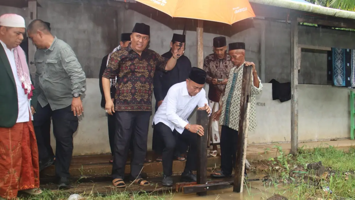 Wakil Gubernur, Krisantus, melakukan peletakan tiang pertama pembangunan perluasan asrama bagi para asatidz (guru) sebagai tanda dimulainya pengembangan sarana pendidikan di Pondok Pesantren Khairul Munaajah Al Khoziny, Desa Sungai Nipah, Kecamatan Jongkat, Kabupaten Mempawah, Minggu (28/6).  (Adpim Pemprov Kalbar)