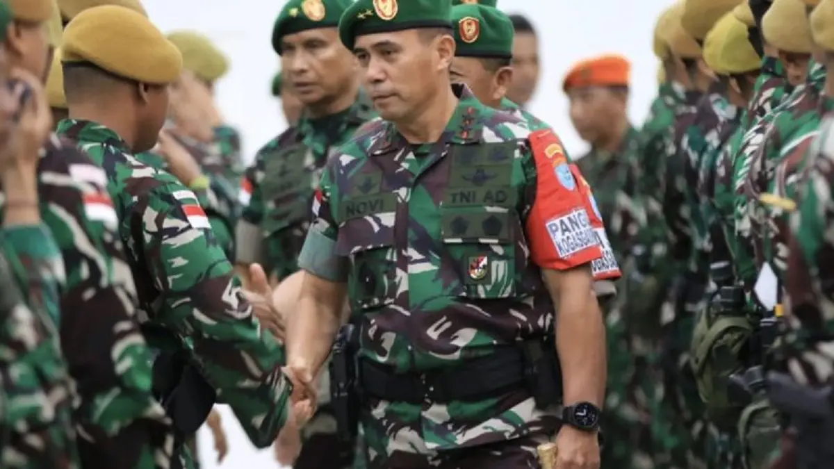 Pangdam XII/Tanjungpura Mayjen TNI Novi Rubadi Sugito saat memimpin upacara penerimaan Satgas Pamtas dari Batalyon Armed 13/Nanggala dan Batalyon Armed 19/Bogani di Aula Sudirman Makodam XII/Tanjungpura, Kubu Raya, Senin (29/6). (ANTARA/HO-Pendam XII/Tpr)