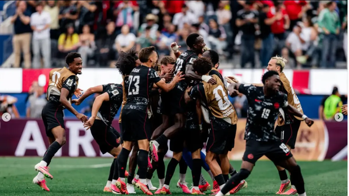 Para pemain Kanada merayakan keberhasilan mereka lolos ke babak 16 besar Piala Dunia usai mengalahkan Afrika Selatan. (IG@canadasoccer)
