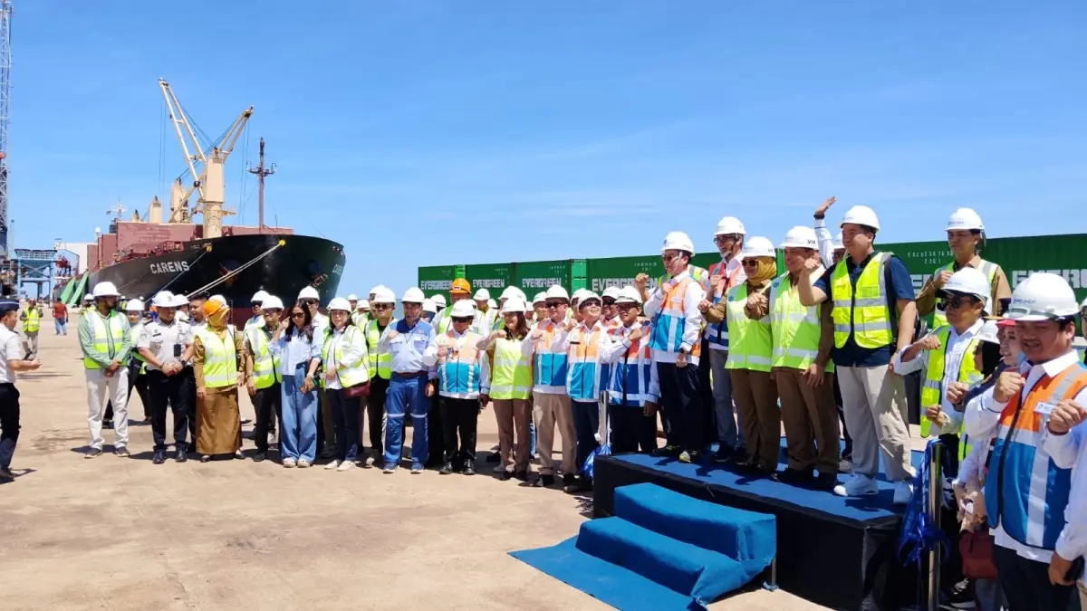 Pelindo resmi melepas ekspor perdana (maiden voyage) menggunakan kapal milik PT Pulau Laut Line, menandai dimulainya layanan ekspor langsung dari Kalimantan Barat menuju pasar internasional, Senin (29/6). (MARSITA RIANDINI/PONTIANAKPOST)