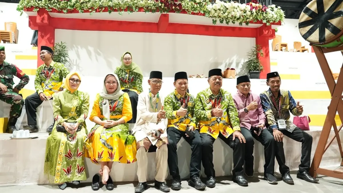 PENUTUPAN MTQ: Bupati Sanggau Yohanes Ontot didampingi Wakil Bupati Susana Herpena menutup MTQ ke-34 Tingkat Kabupaten Sanggau di Kecamatan Tayan Hilir, Sabtu (27/6).(Yohanes ontot)