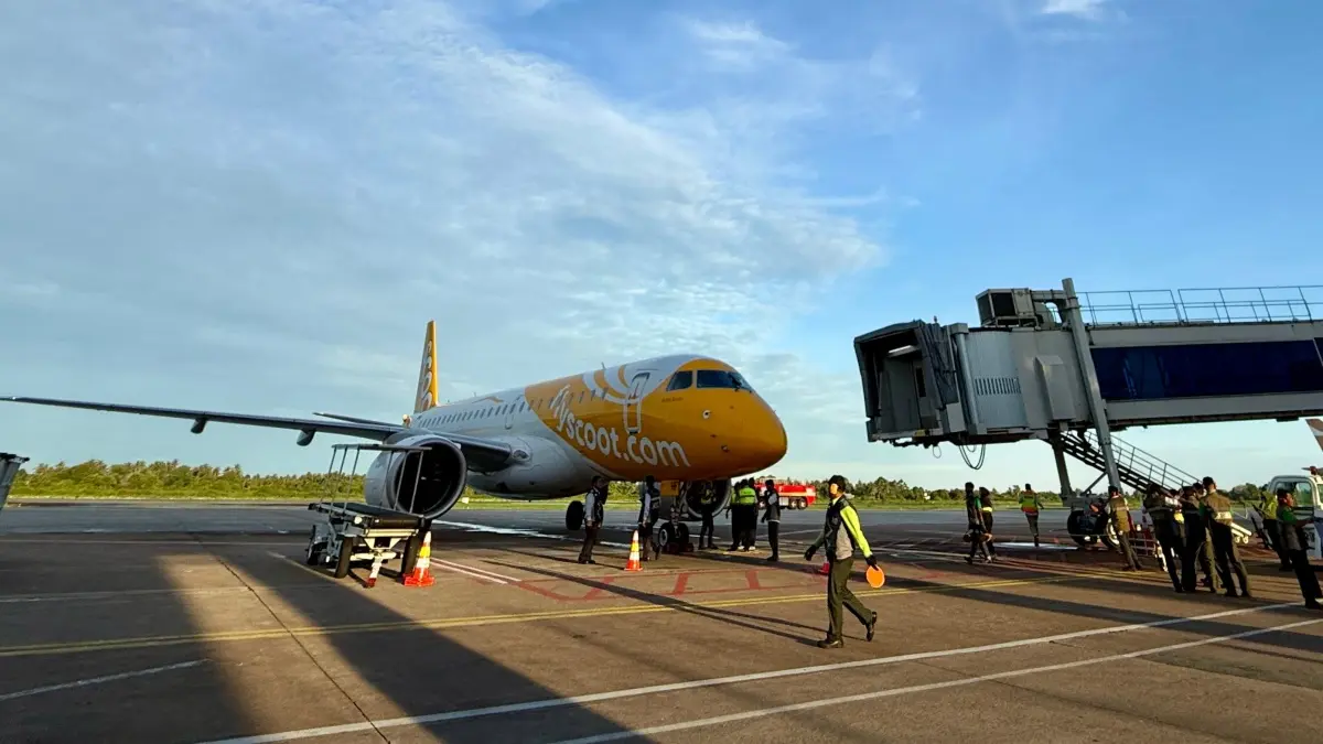 ‎Pesawat Scoot Airlines saat tiba di Bandara Internasional Supadio rute Singapura-Pontianak, Senin (29/6). Penerbangan langsung ini sebagai strategi mendorong pertumbuhan ekonomi daerah. (MEIDY KHADAFI/PONTIANAKPOST)