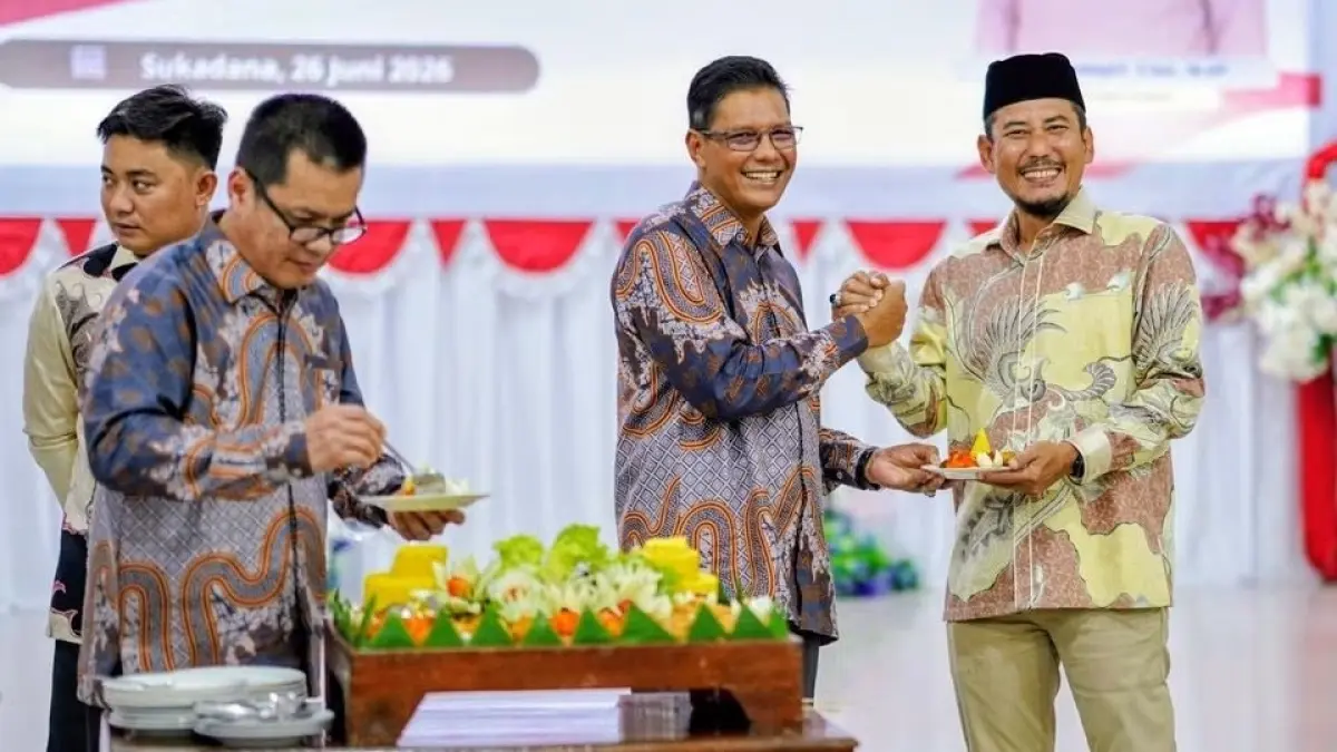 RAMAH TAMAH: Ketua DPRD Ketapang, Achmad Sholeh, menerima potongan tumpeng pada acara ramah tamah Hari Jadi ke-19 Kabupaten Kayong Utara, Jumat (26/6).(Achmad sholeh)