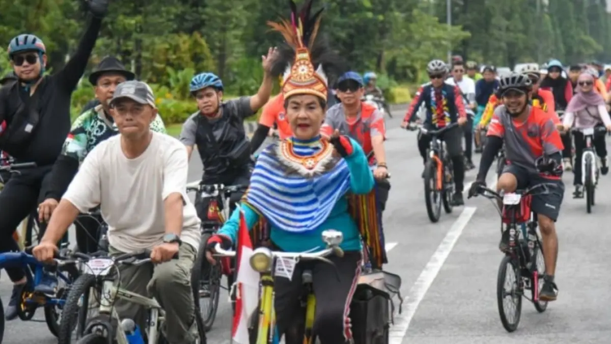 Ribuan pesepeda antusias  mengikuti Soekarno Fun Bike Pontianak–Kubu Raya, Minggu (28/6). Kegiatan tersebut diproyeksikan Pemkab Kubu Raya menjadi agenda tahunan.
