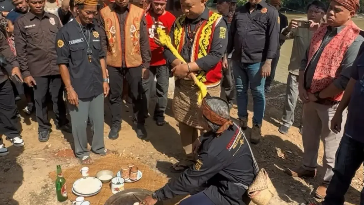 RITUAL ADAT: Bupati Ketapang, Alexander Wilyo, disambut dengan ritual adat saat menghadiri Ritual Adat Meruba Kerajaan Hulu Aik di Kecamatan Hulu Sungai, Kamis (25/6).(Alexander wilyo)