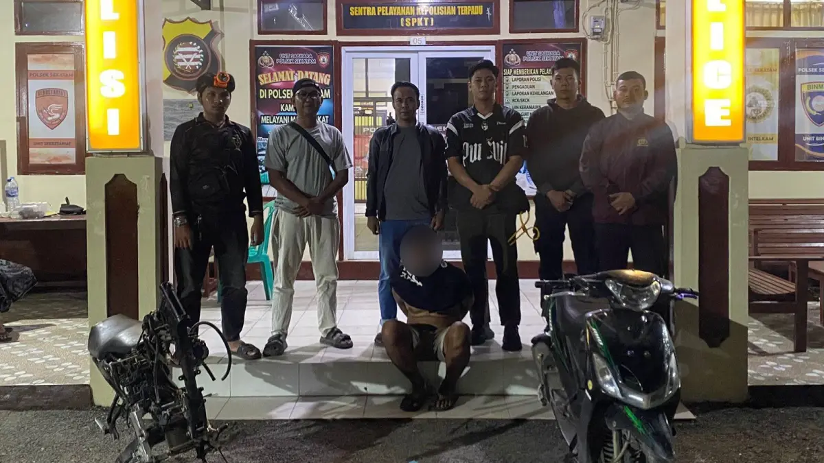 Terduga pelaku pencurian kendaraan bermotor berinisial DS diamankan di Mapolsek Sekayam, Kabupaten Sanggau, Minggu (28/6/2026) dini hari. Polisi menangkap DS setelah mengembangkan temuan sepeda motor curian yang diduga hendak dijual kepada pengepul barang rongsokan. Saat ini, penyidik masih mendalami kemungkinan keterlibatan pelaku dalam jaringan curanmor lainnya.