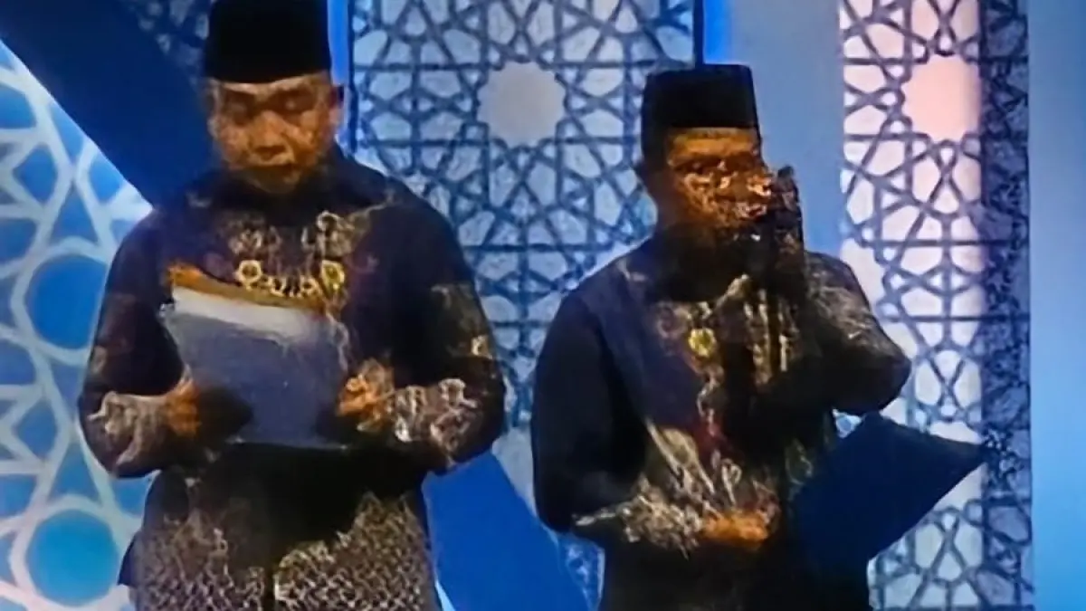 UMUMKAN PEMENANG: Koordinator dan sekretaris koordinator dewan hakim Khairuddin dan Johansyah mengumumkan lima kecamatan peraih peringkat tertinggi MTQ ke-34 di Tayan Hilir, Sabtu (27/6).