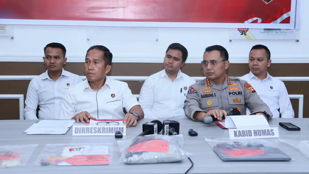 Kabid Humas Polda Kalbar, Kombes Pol Bambang Suharyono bersama Dirreskrimum, Kombes Pol Raswin Bachtiar Sirait didampingi jajaran menyampaikan hasil pengungkapan kasus tindak pidana periode Januari–Juni 2026 dalam konferensi pers di Mapolda Kalbar, Senin (29/6). (IDIL AQSA AKBARY/PONTIANAK POST)