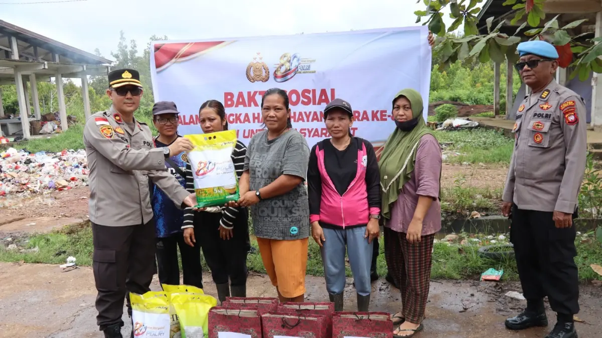 Waka Polres Kapuas Hulu Kompol Muslimin saat memberikan paket sembako kepada masyarakat. ( IST)
