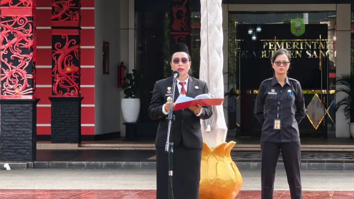 Wakil Bupati Sanggau, Susana Herpena, memimpin Upacara Peringatan Hari Berkabung Daerah Tahun 2026 di halaman Kantor Bupati Sanggau, Senin (29/6). (ISTIMEWA)