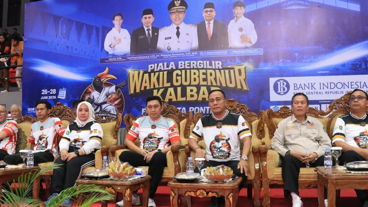 Wakil Gubernur Kalbar, Krisantus Kurniawan saat penutupan Kejuaraan Karate Pelajar INKANAS Dikbud Kalbar Open Tournament 2026 di GOR Terpadu A. Yani Pontianak, Minggu (28/6). (PANITIA INKANAS DIKBUD KALBAR)