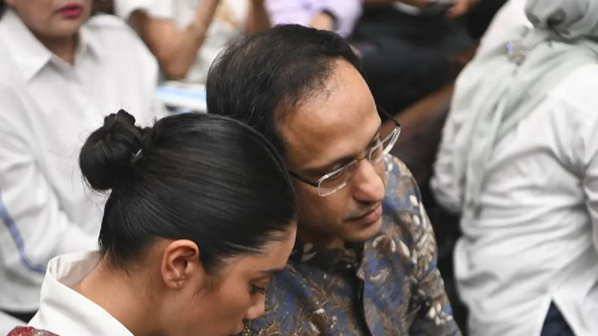 Terdakwa kasus dugaan korupsi pengadaan Chromebook dalam program digitalisasi pendidikan di Kemendikbudristek Nadiem Anwar Makarim (kanan) memeluk istrinya Franka Franklin saat akan mengikuti sidang pembacaan putusan di Pengadilan Tipikor, Jakarta, Selasa (30/6/2026). ANTARA FOTO/M Risyal Hidayat/hma/nym