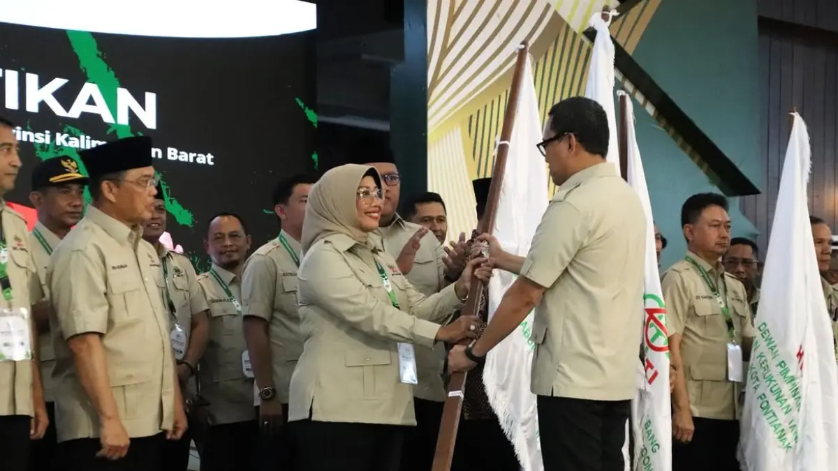  Bupati Erlina saat menerima pataka saat pelantikan Ketua DPC HKTI periode 2026-2031 di Pendopo Gubernur Kalbar.