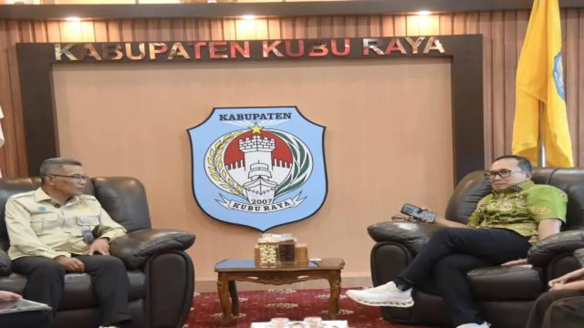Bupati Kubu Raya Sujiwo berbincang dengan Direktur Pengendalian Kebakaran Lahan Deputi Penegakan Hukum Kementerian Lingkungan Hidup/Badan Pengendalian Lingkungan Hidup, Dasrul Chaniago, di ruang kerjanya, Kamis (25/6) di ruang kerja Bupati Kubu Raya. (Prokopim Kubu Raya)
