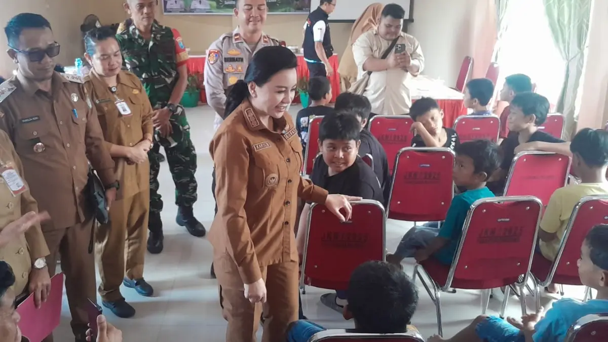 Bupati Landak dr. Karolin Margret Natasa menyapa anak-anak yang mengikuti kegiatan sunatan massal gratis di Aula Puskesmas Mandor pada Selasa (30/6). (ISTIMEWA)