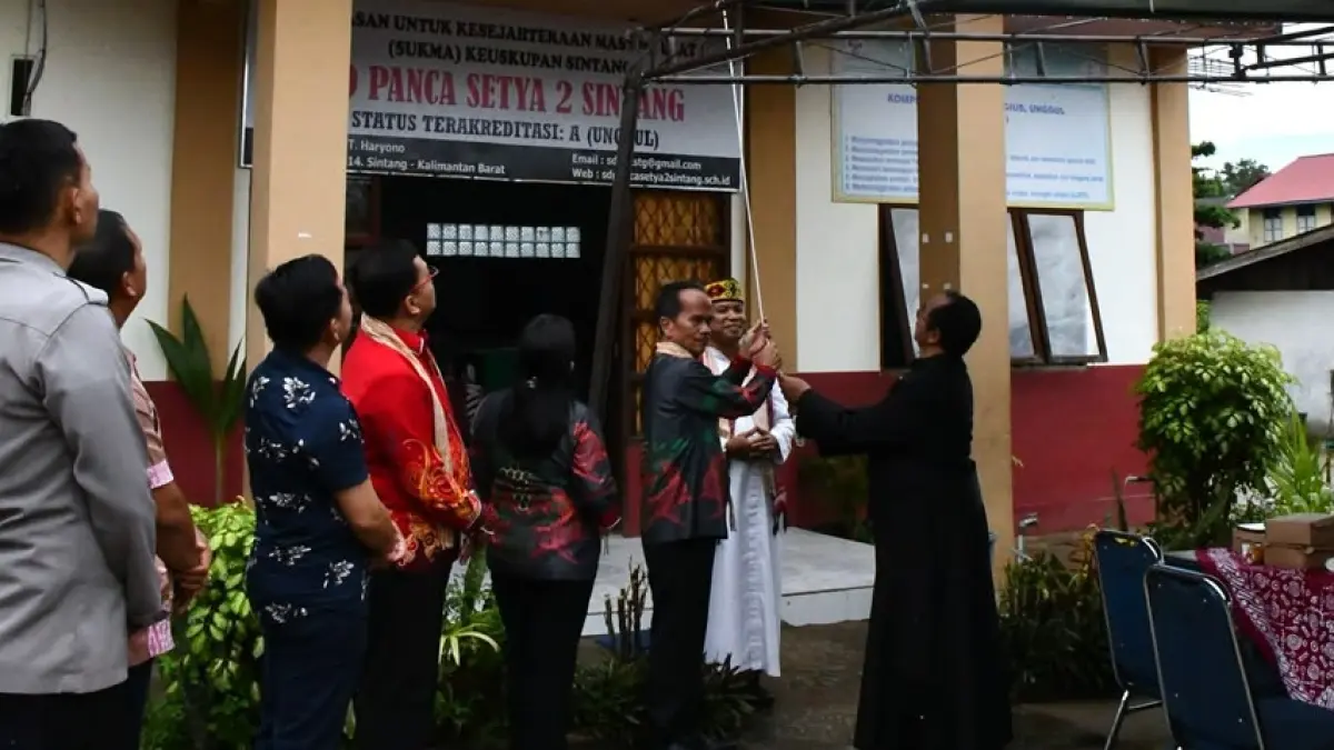 Bupati Sintang, Gregorius Herkulanus Bala, saat meresmikan Patung Santa Emilia De Vialar di kompleks Persekolahan Panca Setya 2 Sintang. (IST)