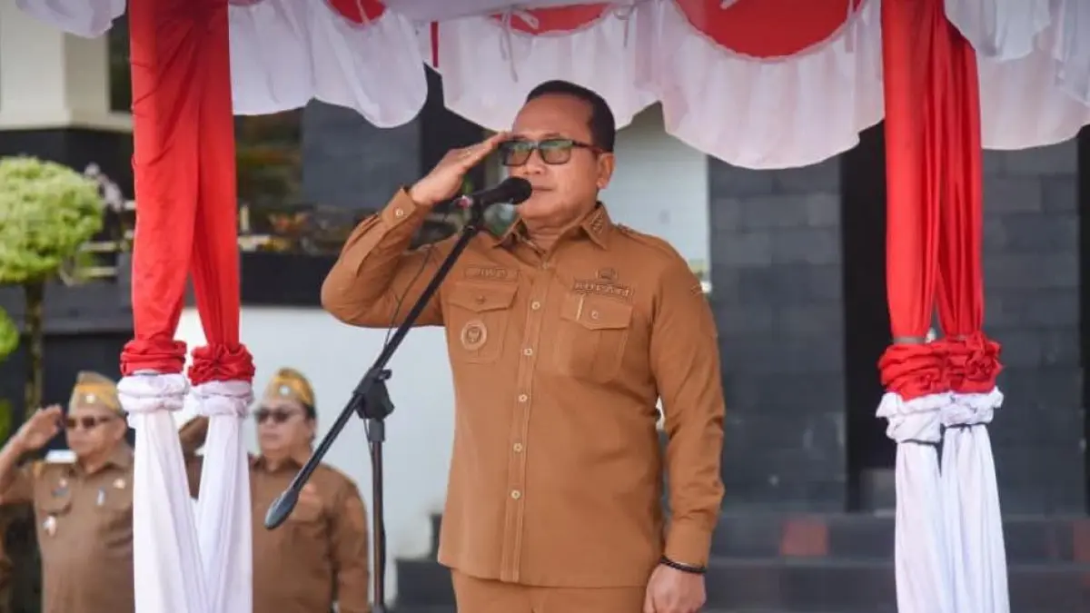 Bupati Sujiwo saat memimpin Upacara Peringatan Hari Berkabung Daerah Provinsi Kalimantan Barat Tahun 2026 di halaman Kantor Bupati Kubu Raya, Senin (29/6).
