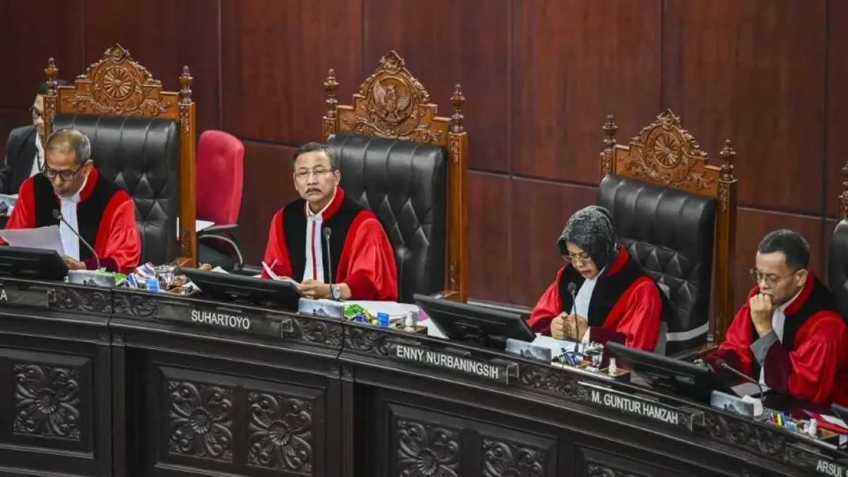Ketua Mahkamah Konstitusi (MK) Suhartoyo (kedua kiri) didampingi Wakil Ketua MK Saldi Isra (kiri), Hakim Konstitusi Enny Nurbaningsih (kedua kanan) dan M. Guntur Hamzah (kanan), memimpin sidang pengucapan putusan uji materiil undang-undang (UU) di Gedung Mahkamah Konstitusi, Jakarta, Senin (29/6). (Antara)