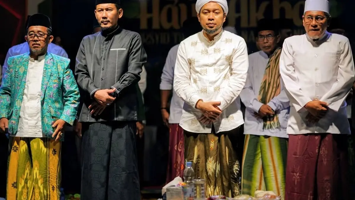 HADIR : Ketua DPRD Ketapang, Achmad Sholeh, mendampingi KHR. Ahmad Azaim Ibrahimy, yang hadir pada acara Haul Akbar di Pondok Pesantren Al Ghufron, Jalan Gatot Subroto, Minggu (28/6) malam.(IST)