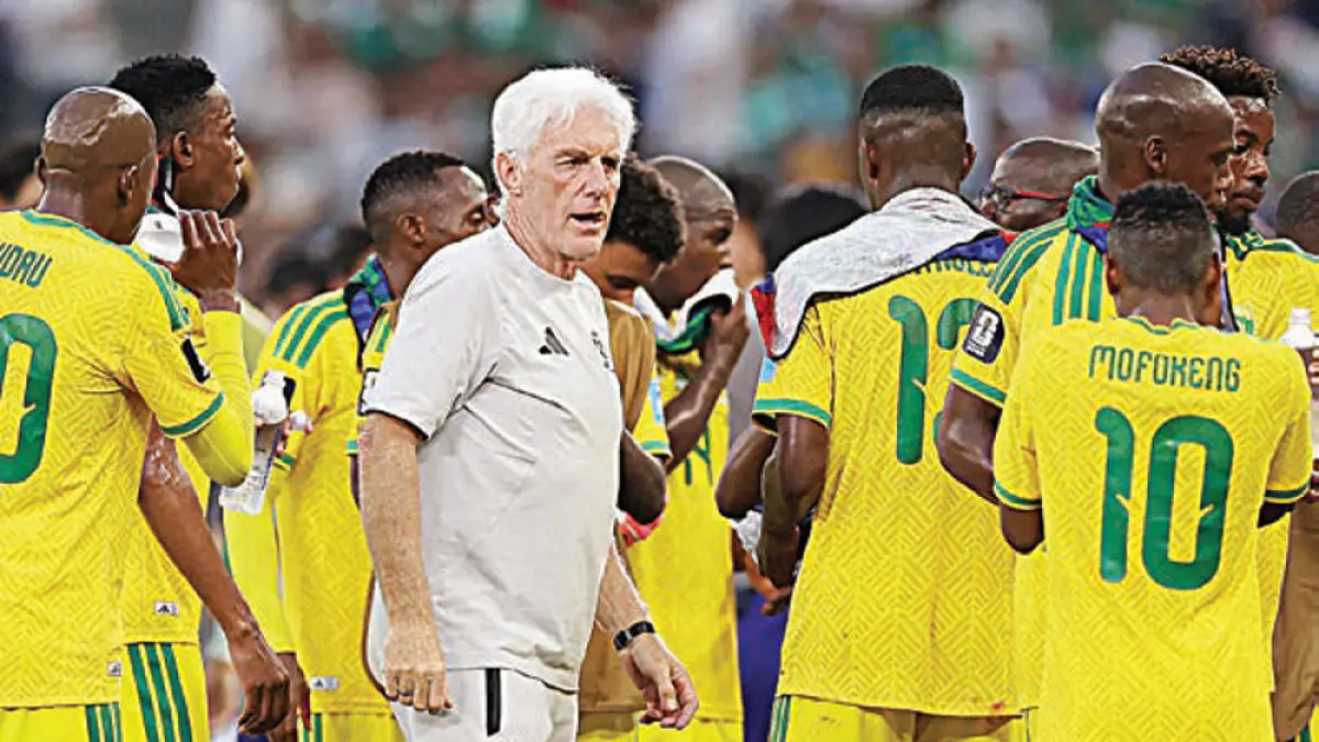 Hugo Broos (tengah) memberikan arahan saat water break pada laga melawan Korea Selatan (25/6). (JULIO CESAR/AFP PHOTO/DOK JAWAPOS)