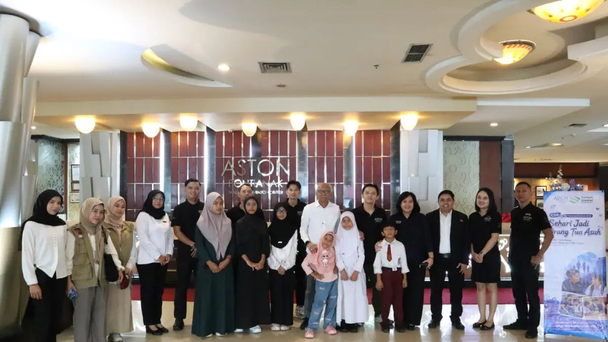 Kebersamaan Aston Pontianak dan Dompet Ummat bersama anak-anak dhuafa dalam program “Sehari Jadi Orang Tua Asuh” di Harganas 2026.