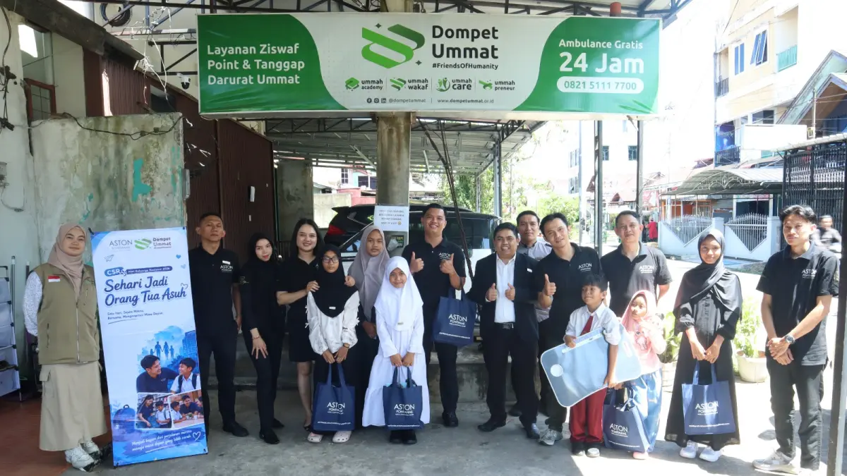 Kebersamaan Aston Pontianak dan Dompet Ummat bersama anak-anak dhuafa dalam program “Sehari Jadi Orang Tua Asuh” di Harganas 2026.