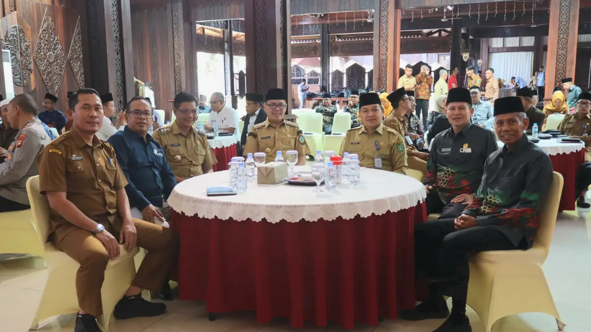 Kepala Biro Kesejahteraan Rakyat Setda Provinsi Kalbar H. Medya Yanuar Abdullah, S.Sos., M.Si didampingi Bupati Kayong Utara Rommi Wijaya, S.Sos., M.Si.  dan Ketua LPTQ Kalbar Brigjen Pol (Purn) Drs. H. Andi Musa, SH., MH .