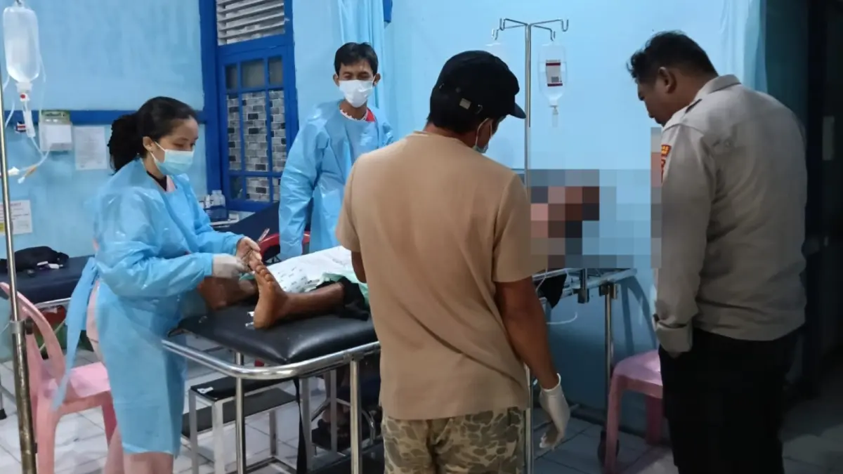 Korban begal motor di Boyan Tanjung Kapuas Hulu mendapat perawatan karena menderita luka-luka pada Selasa (30/6). (ISTIMEWA)