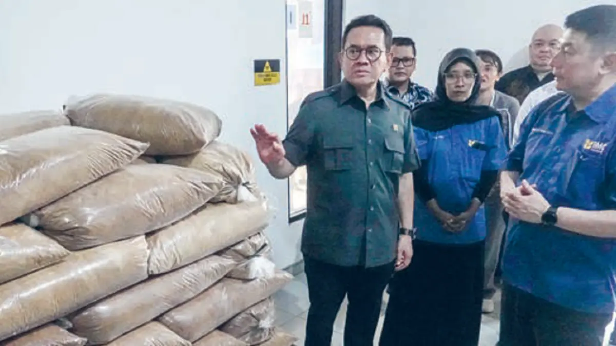 Menteri Perdagangan Budi Santoso melepas ekspor 20 ton gula kelapa produksi PT IMC, Banyumas, ke Chicago, Amerika Serikat. (KEMENDAG/DOK JAWAPOS)