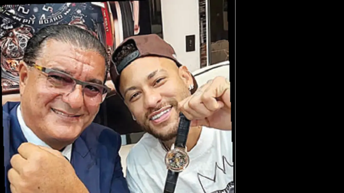 Neymar Jr (kanan) memperlihatkan arloji yang dibelinya bersama pendiri Jacob & Co, Jacob Arabo. (INSTAGRAM JACOB ARABO/DOK JAWAPOS)