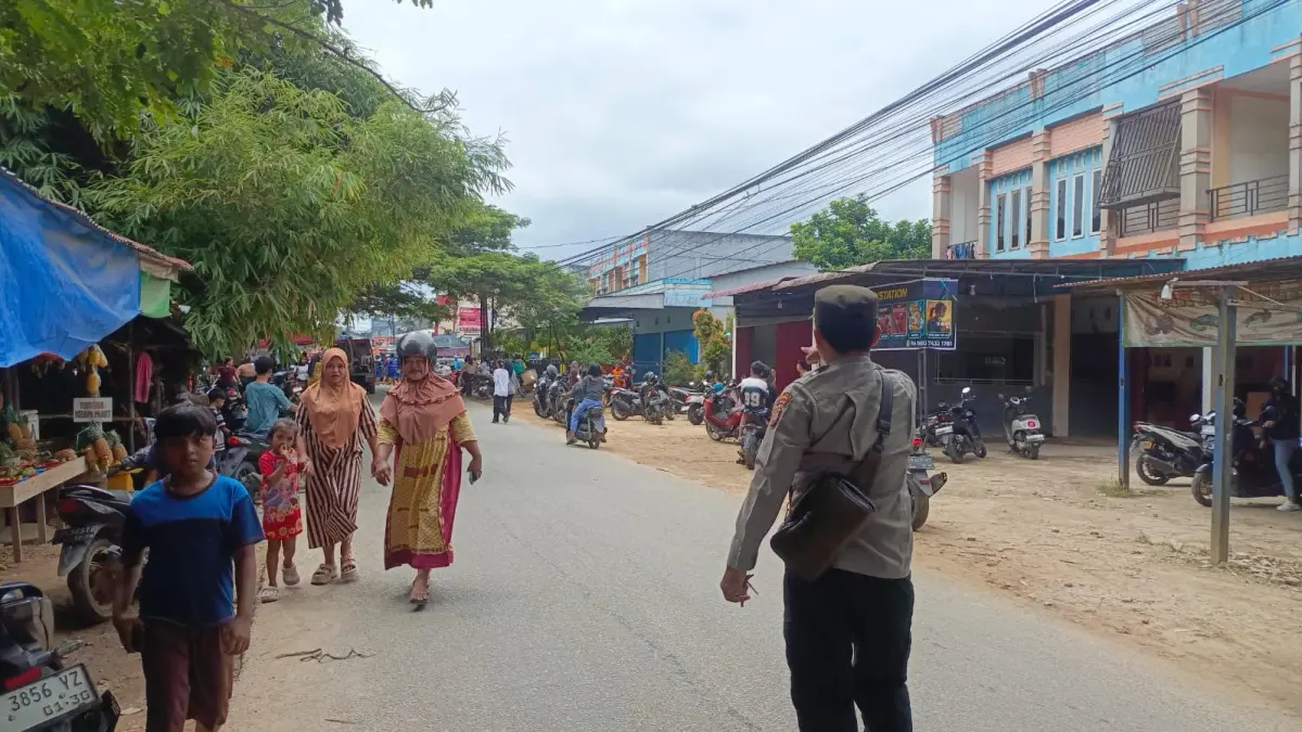 Petugas mengamankan lokasi kebakaran yang sempat mengundang kerumunan warga.