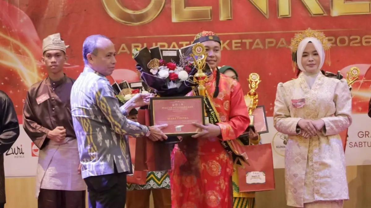 PIALA : Sekda Ketapang, Repalianto, menyerahkan piala kepada Duta Genre Ketapang 2026, Sabtu (27/6).(IST)